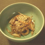 ごぼうと人参のきんぴらを作る。ちくわを入れて食べ応えをあげる。
