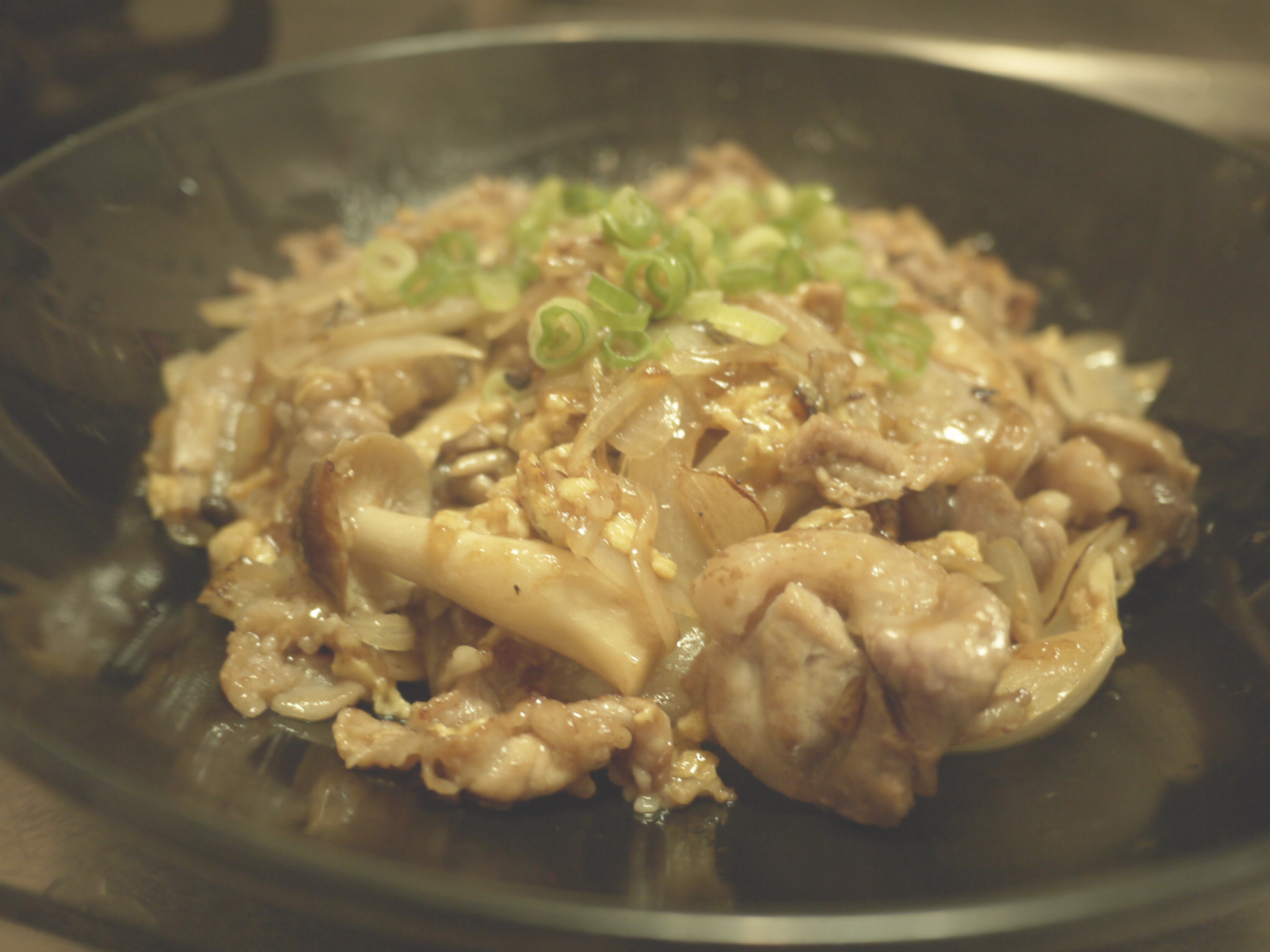 豚肉と卵と玉ねぎとしめじで中華炒めを作る 当初ブログに書く予定はなかった 一人暮らしの自炊レシピ 猫町飯店の休日